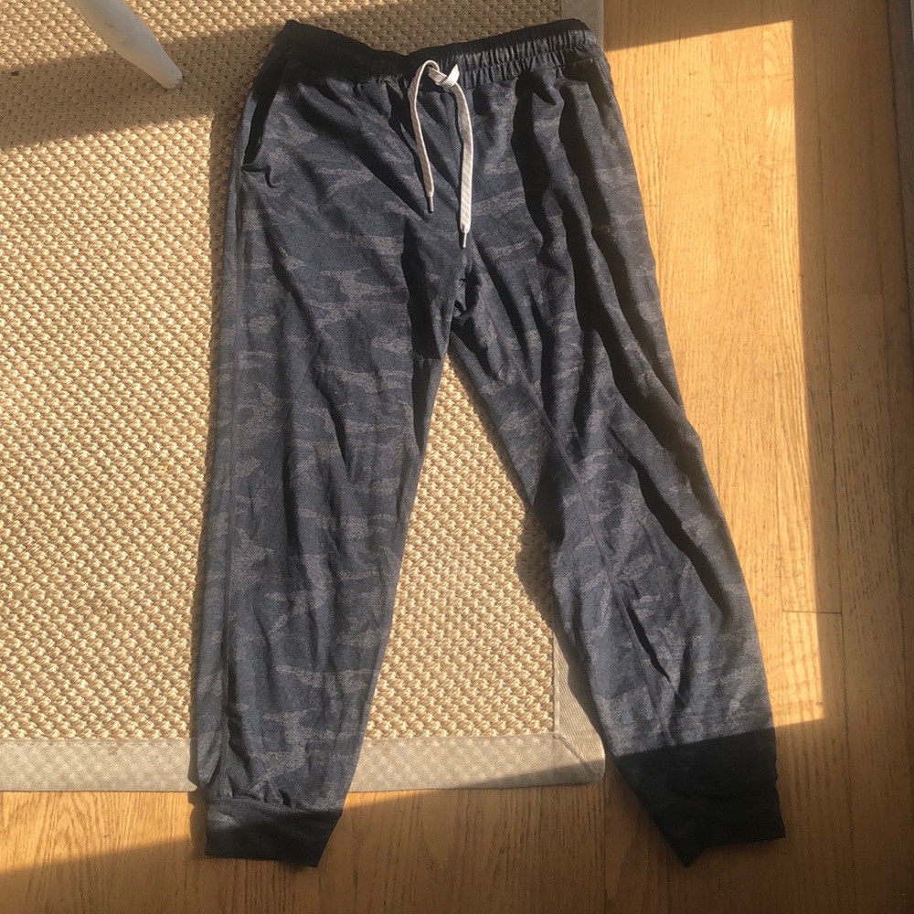 Vuori Performance Jogger Black Camo Women's Size Medium